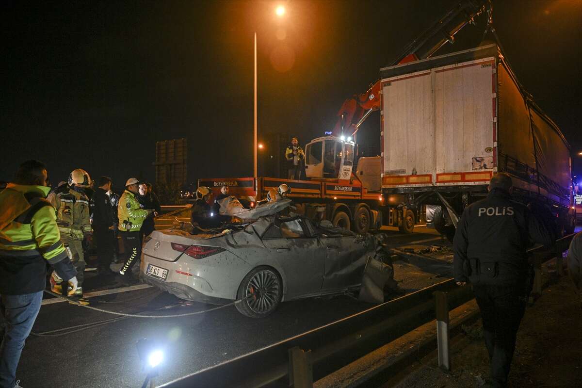 TIR’ın altına giren lüks otomobil, 2 kişiye mezar oldu 5